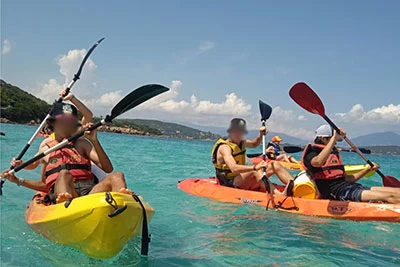 Photo de personnes en kayak de mer en Corse